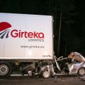 Prie Vilniaus dideliu greičiu lėkęs „VW Golf“ įstrigo po vilkiku, vairuotojas žuvo