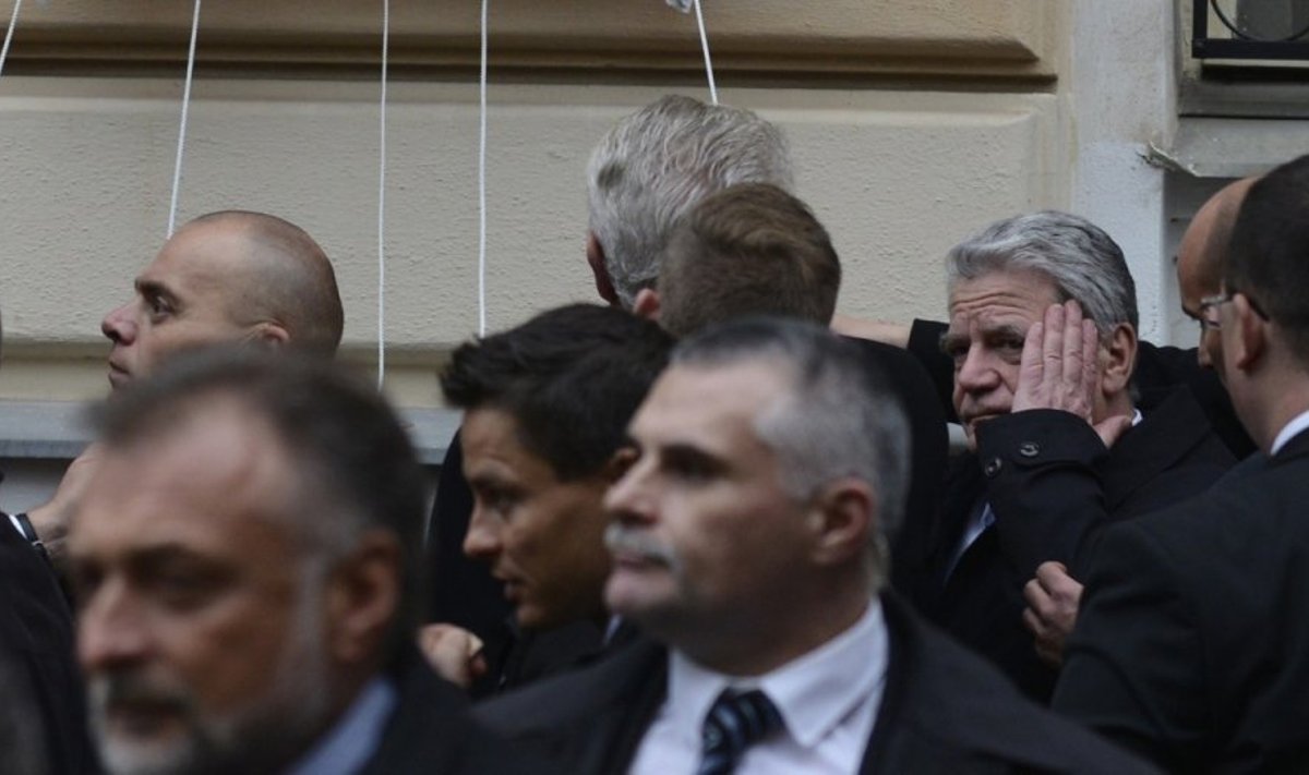 Per protestus prieš Čekijos prezidentą Milošą Zemaną Prahoje į jį sviestas kiaušinis pataikė Vokietijos prezidentui Joachimui Gauckui į galvą