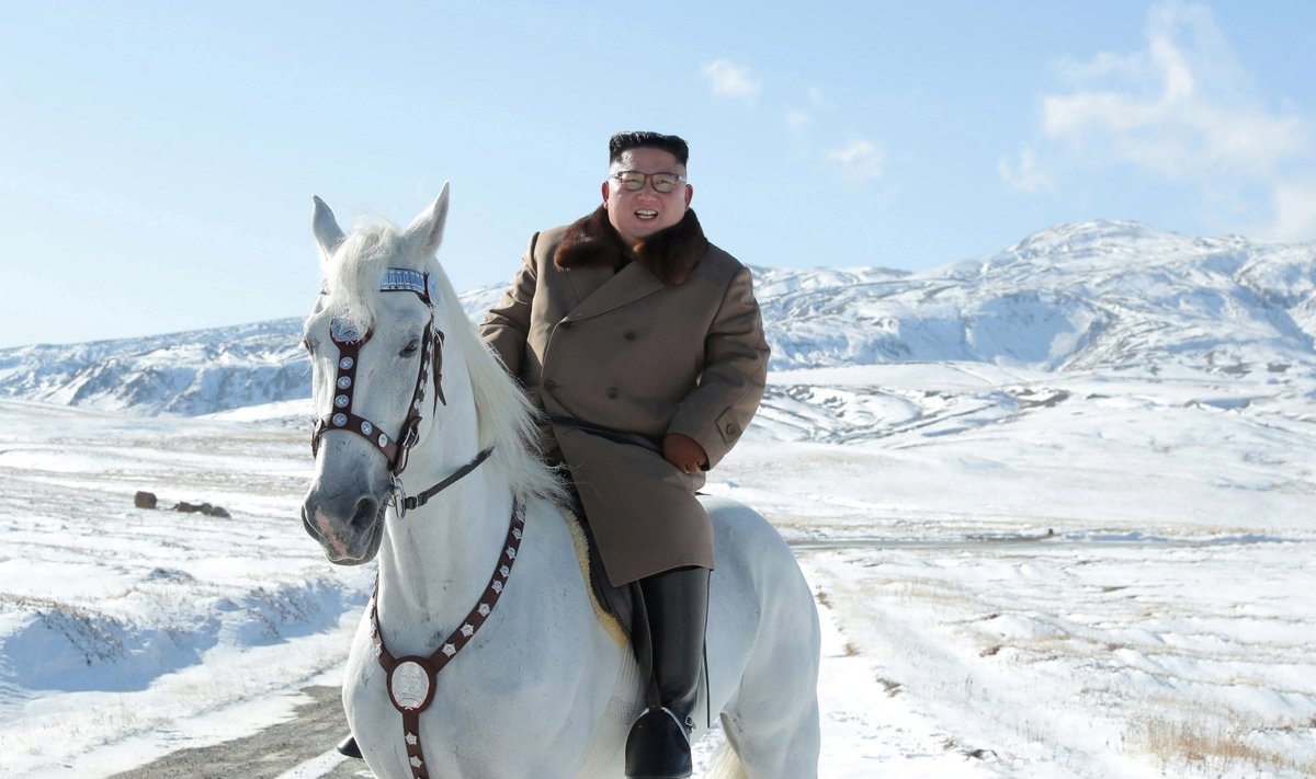 Kim Jong Unas jodinėja ant  Paektu kalno