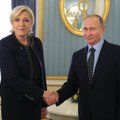 Marine Le Pen sunaikino rinkimų kampanijos lankstinukus su Putino nuotrauka