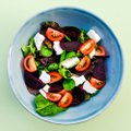 Burokėlių salotos su pomidorais ir feta – gaivu ir labai sveika