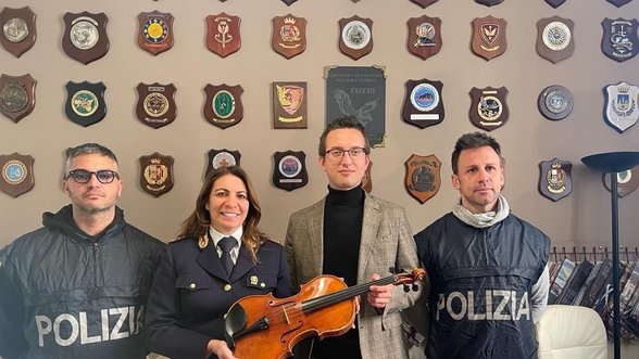 Palermo orkestre grojančiam lietuvių muzikantui policija grąžino pavogtą instrumentą: slaptos operacijos detalių neatskleidžia