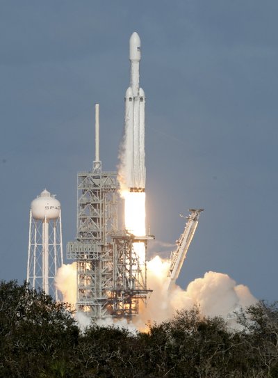 Falcon Heavy pakilo į kosmosą