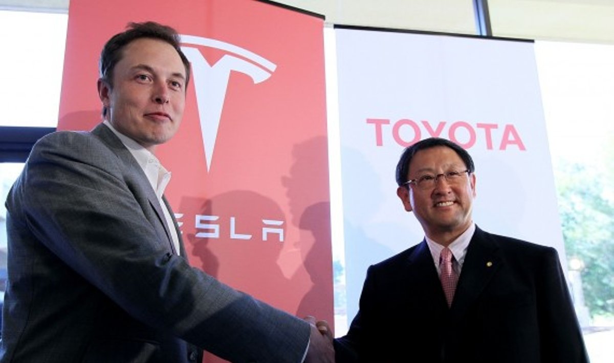  Elon Musk (Tesla Motors CEO) ir Akio Toyoda (Toyota CEO)