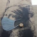 Gatvės menininko Banksy piešinyje – apsauginė veido kaukė