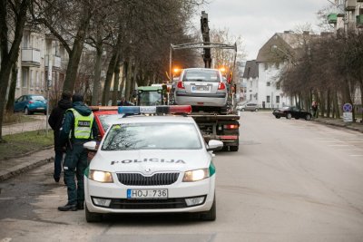 Įspėjo: gatves valyti trukdantys automobiliai bus nutempiami priverstinai