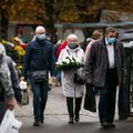 Į raginimą per Vėlines likti namuose gyventojai numojo ranka: Delfi fotografas užfiksavo, kas vyksta Vilniaus kapinėse