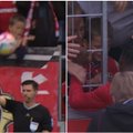 Tyčia į tribūną kamuolį spyręs žaidėjas pataikė vaikui į galvą: po dvikovos išpirko savo kaltę (video)