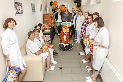 Labdaros kampanijos „Cheetos“ Česteris kūdikiams dovanoja šiltas lovytes!“ iniciatoriai Mažeikių ligoninėje