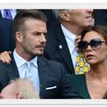 V. Beckham parodė, kokią suknelę vilkėjo per pirmąjį pasimatymą su Davidu