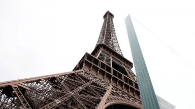 Prancūzija suėmė tris asmenis, palikusius karstus prie Eifelio bokšto