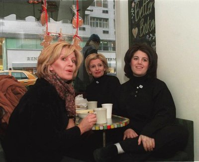 Monica Lewinsky (dešinėje) 1999 m.