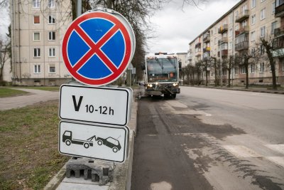 Įspėjo: gatves valyti trukdantys automobiliai bus nutempiami priverstinai