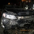 Paskraidė gatvėmis: sudaužęs bičiulio automobilį vairuotojas spruko, palikęs sužalotus draugus
