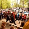 Lenkų tradicijos: gimnastų vertas šokis su šventųjų paveikslais
