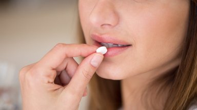 Aštuoni kontraceptinių tablečių šalutiniai poveikiai, apie kuriuos turėtų žinoti kiekviena moteris