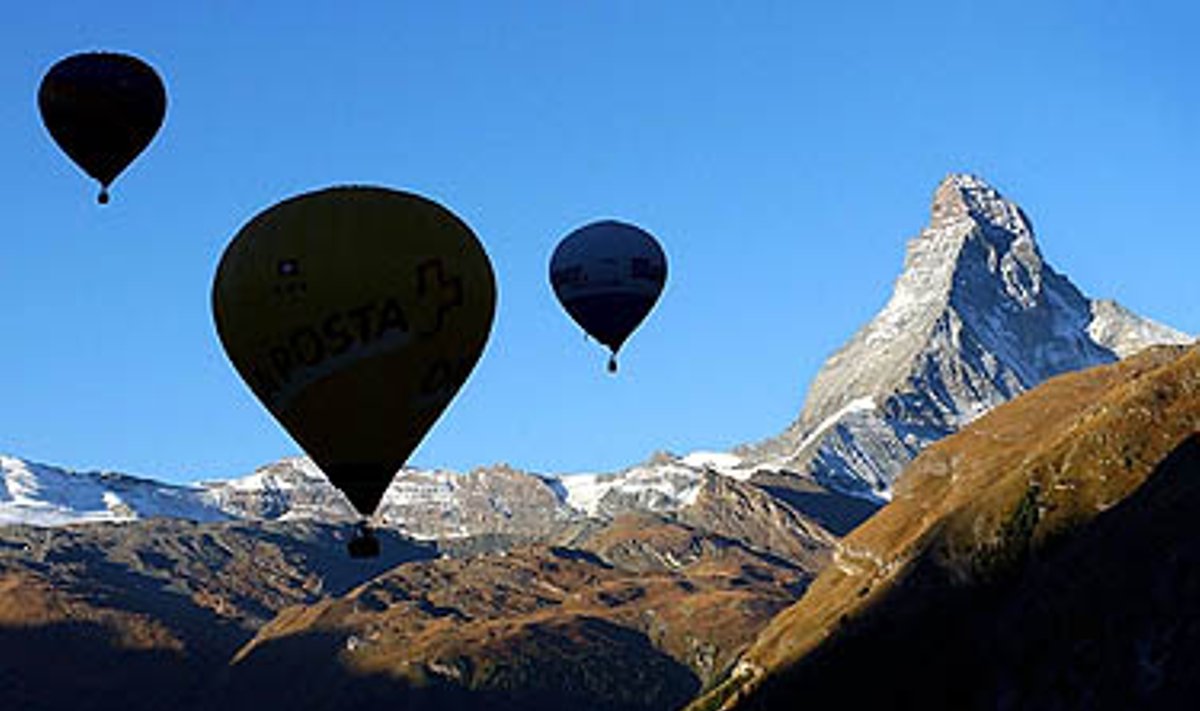 Karšto oro balionai sklendžia per Alpes