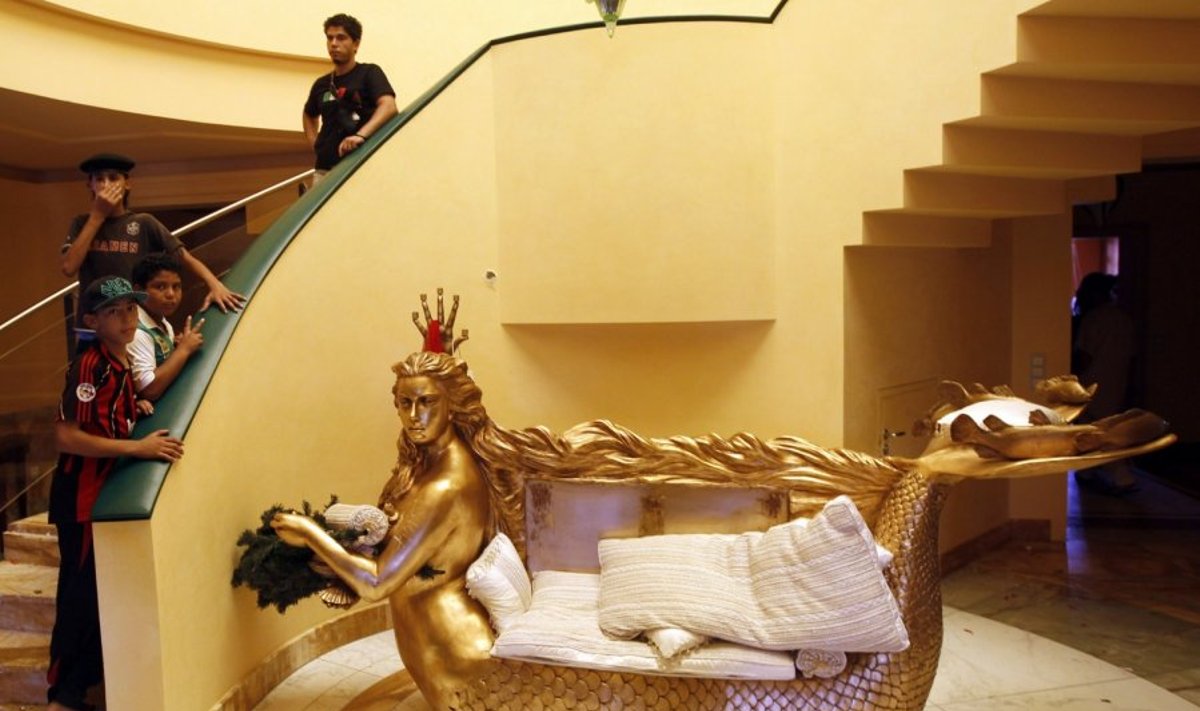 Auksinė sofa Muammaro Gaddafi dukros namuose