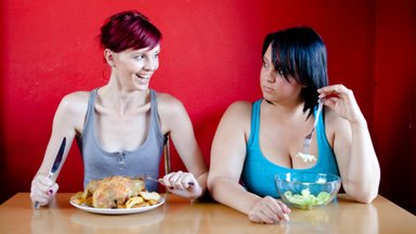 Люди с лишним весом наслаждаются едой меньше остальных