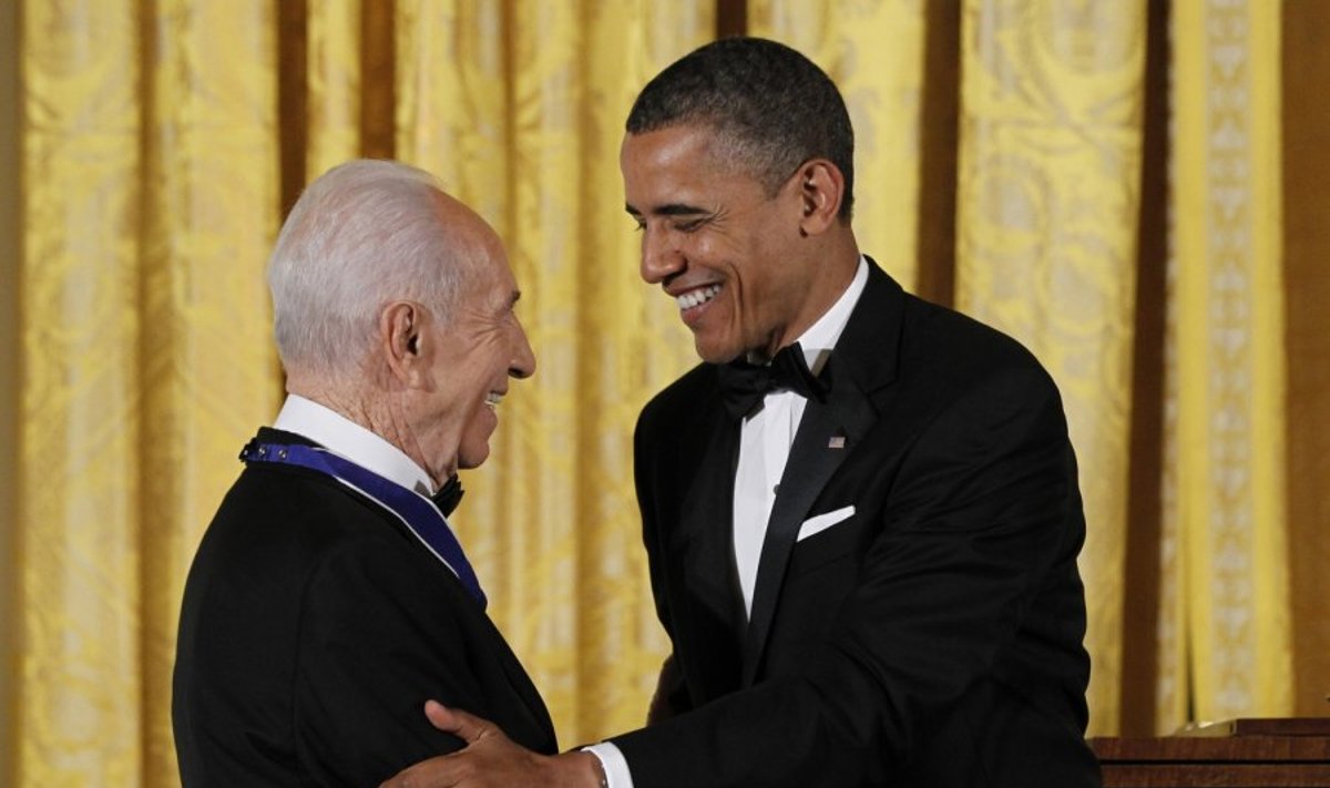 Barackas Obama apdovanojo Izraelio prezidentą Shimoną Peresą Laisvės medaliu