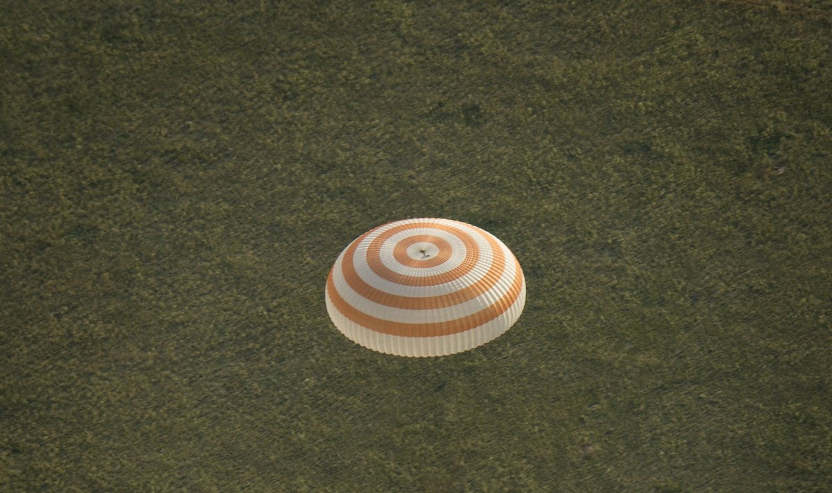 Kapsulė "Sojuz TMA-15M" į Žemę sugrąžino tris TKS įgulos narius