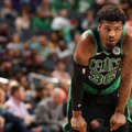 Smūgis mūšiui su „Pacers“ besiruošiantiems „Celtics“: gynybos specialistui Smartui plyšo raumuo