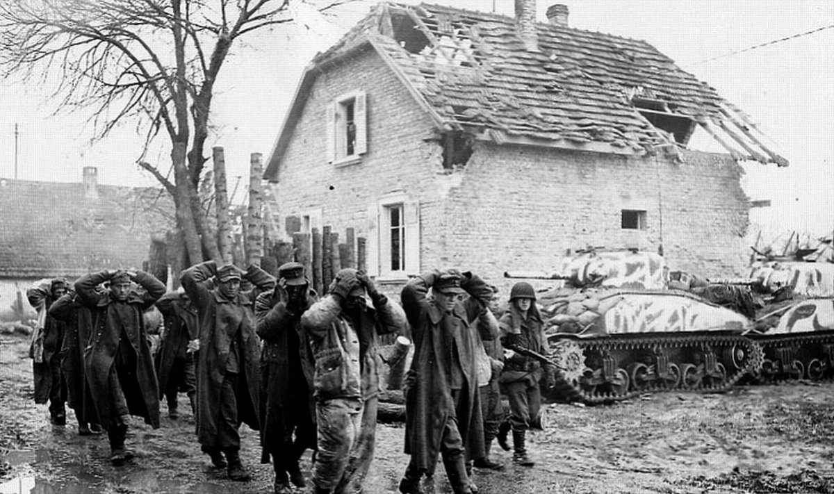 Į nelaisvę paimti vokiečiai viename iš Elzaso miestelių. 1945 m. 