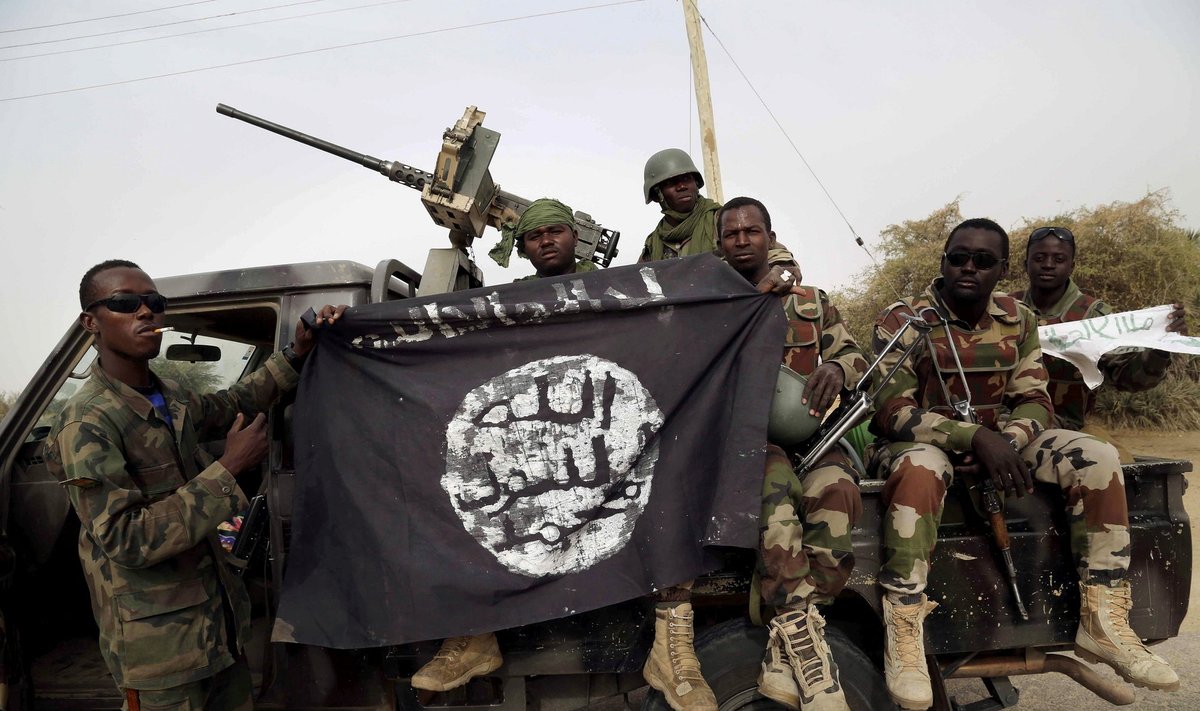 Nigerijos kariai laiko „Boko Haram“ kovotojų vėliavą