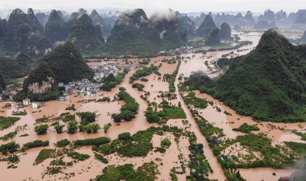 Pietų Kinijoje dėl potvynių ir nuošliaužų žuvo ar dingo dešimtys žmonių