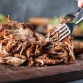 Mėsos technologas dalijasi patarimais, kaip namuose pasigaminti plėšytos kiaulienos: mėsa bus sultinga ir subyrės vos palietus šakute