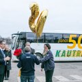 „Kautra“ atviruką 50 metų jai atidavusiam darbuotojui nupiešė ant autobuso