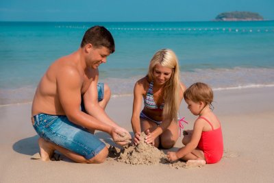 Jauna šeima paplūdimyje