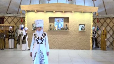 Kirgizijoje nuotakų grobikų rankų išvengusios moterys žengė mados podiumu
