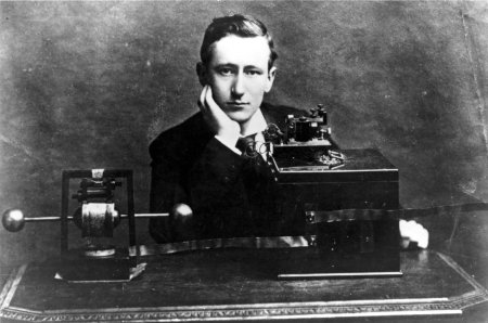 Gugliemo Marconis su savo belaidžiu telegrafu