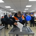 Rusijoje vykstant prezidento „rinkimams“ pasitaiko incidentų balsavimo vietose