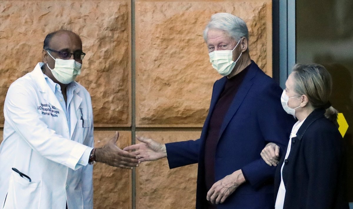 Billas Clintonas iš ligoninės išvyko lydimas žmonos, buvusios kandidatės į prezidentus Hillary Clinton