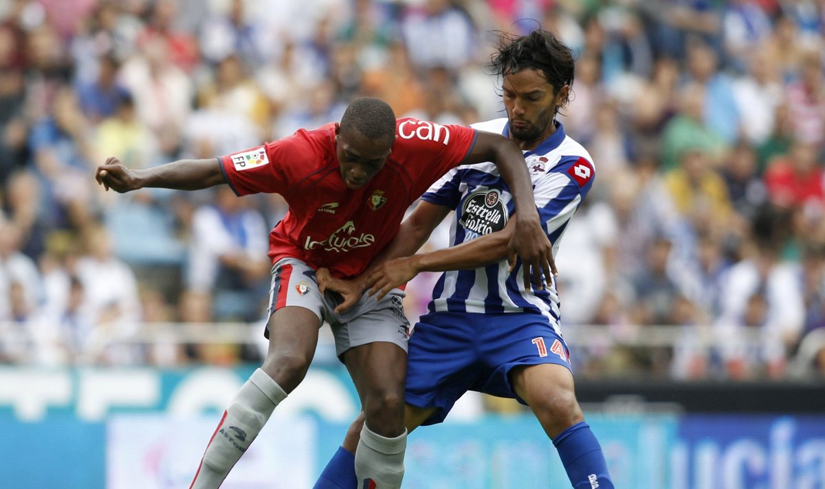 Raoulis Loe ("Osasuna", kairėje) kovoja su Abeliu Aguilaru ("Deportivo")