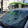Kauno centre partrenktas moksleivis galva sudaužė automobilio stiklą
