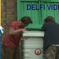 Freeganai iš šiukšlių konteinerių gelbėja maistą