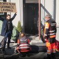 Протесты в Каунасе: вход в Charlie Pizza закрыл "покойник"