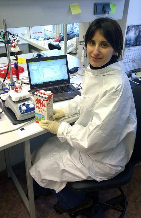 Darbas laboratorijoje, nustatomas cholesterolio kiekis piene (FTMC nuotr.)
