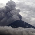 Išsiveržus Balio salos ugnikalniui Indonezijoje atšaukta dešimtys skrydžių