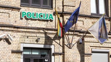 В Вильнюсе мужчина вывесил советский флаг из окна квартиры