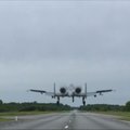 Estijos autostradoje kyla ir leidžiasi JAV šturmo lėktuvai