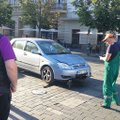 Vilniaus centre ant „kuoliukų“ automobilius pakabinusiems vairuotojams atšovė – patys kalti