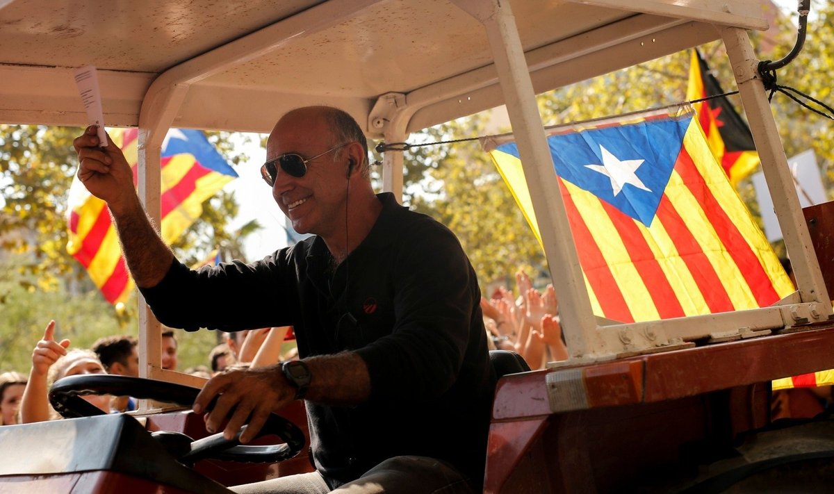 Istorinė diena: šimtai katalonų renkasi prie rinkimų apylinkių