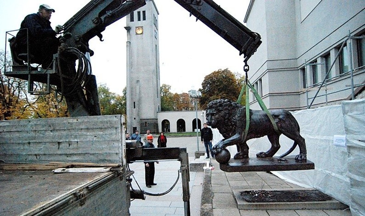 Prie Karo muziejaus sugrįžo legendinės metalinės liūtų skulptūros. A. Užgalio nuotr.