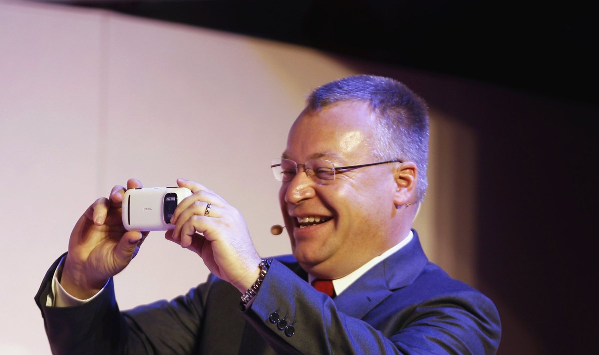 Stephenas Elopas demonstruoja "Nokia 808 PureView"