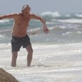 Michaelas Douglasas paplūdimyje: ne supermenas, bet ir ne paliegęs pensininkas