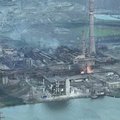 Vaizdo įraše – galimai ant „Azovstal“ gamyklos krentančios fosforo arba padegamosios bombos